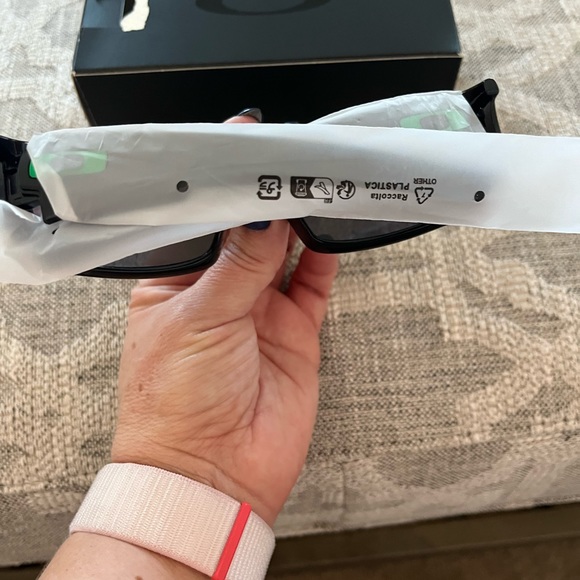 Brand new Oakley Crankshaft sunglasses. - Picture 5 of 6